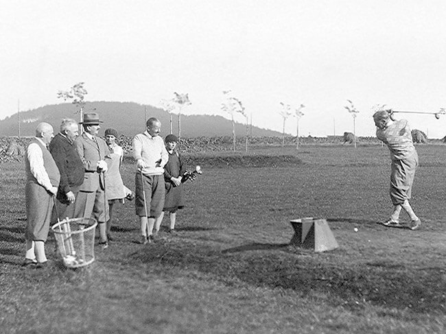 1935 - golfisté a jejich caddies z 30. let