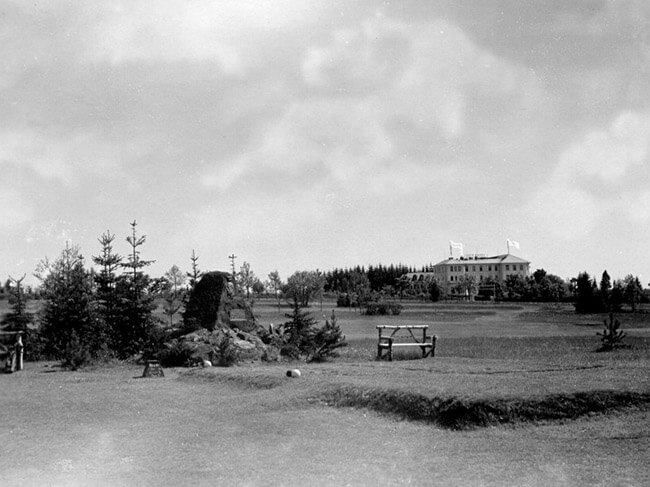 1929 - pohled z odpaliště jamky č. 1 na hotel Golf